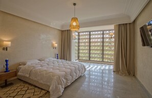 Luksushuvila (4 Suites Luxe) | 4 makuuhuonetta, työpöytä, äänieristys, silitysrauta/-lauta