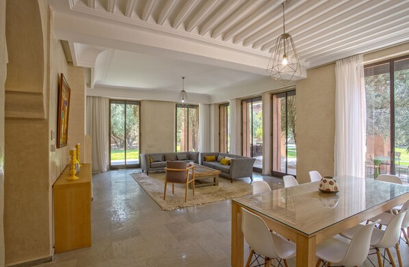 Luksushuvila (4 Suites Luxe) | Olohuone | 42–tuumainen taulutelevisio, jossa kaapelikanavat