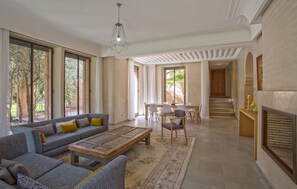 Luksus-villa (4 Suites Luxe) | Stue | 42-tommers fladskærms-tv med kabelkanaler, tv