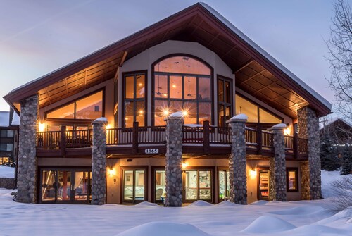 Majestic Vista Chalet | Private Indoor Pool | Hot Tub | Close to Resort