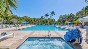 Utendørsbasseng og et oppvarmet basseng