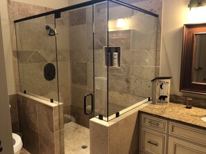 Combined shower/tub, jetted tub, hair dryer, towels - Extra Lg 4 Bed & 5 1/2. BA, Great for families & couples! (Highlands)