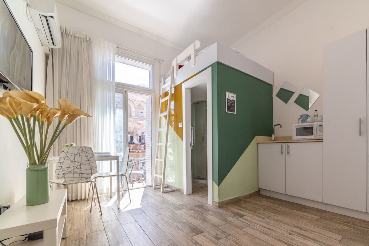 Superior Studio with Balcony | Frigobar, cofres nos quartos, individualmente decorados