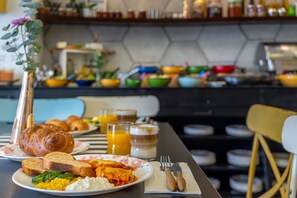 Se ofrece un desayuno bufé (85 ILS por persona)