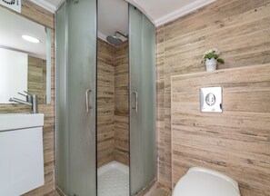 Dusche, kostenlose Toilettenartikel, Haartrockner, Handtücher