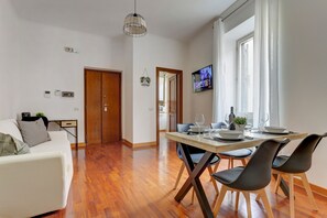 32-inch flat-screen TV with digital channels, TV, Netflix - Colosseo Green Park – Home and More (Rome)