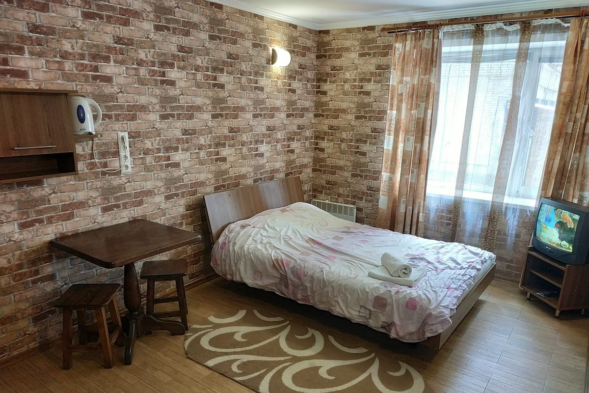 Economy double "Mirror" in the city center | Premium bedding, iron/ironing board