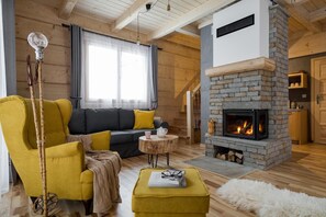 Flatscreentelevisie en een open haard