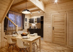 Family dining - Tatra Wood House (Zakopane)