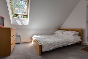 Seprai premium, meja kerja, kedap suara, dan setrika/meja setrika