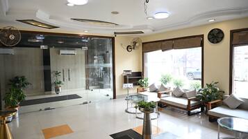 32-inch LED TV with satellite channels, TV