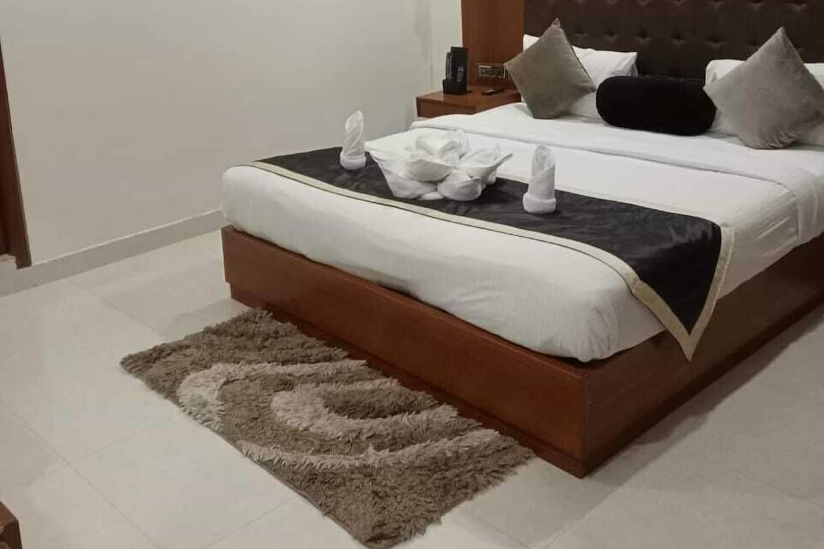 Doppelzimmer zur Einzelnutzung | Hochwertige Bettwaren, Zimmersafe, Verdunkelungsvorhänge