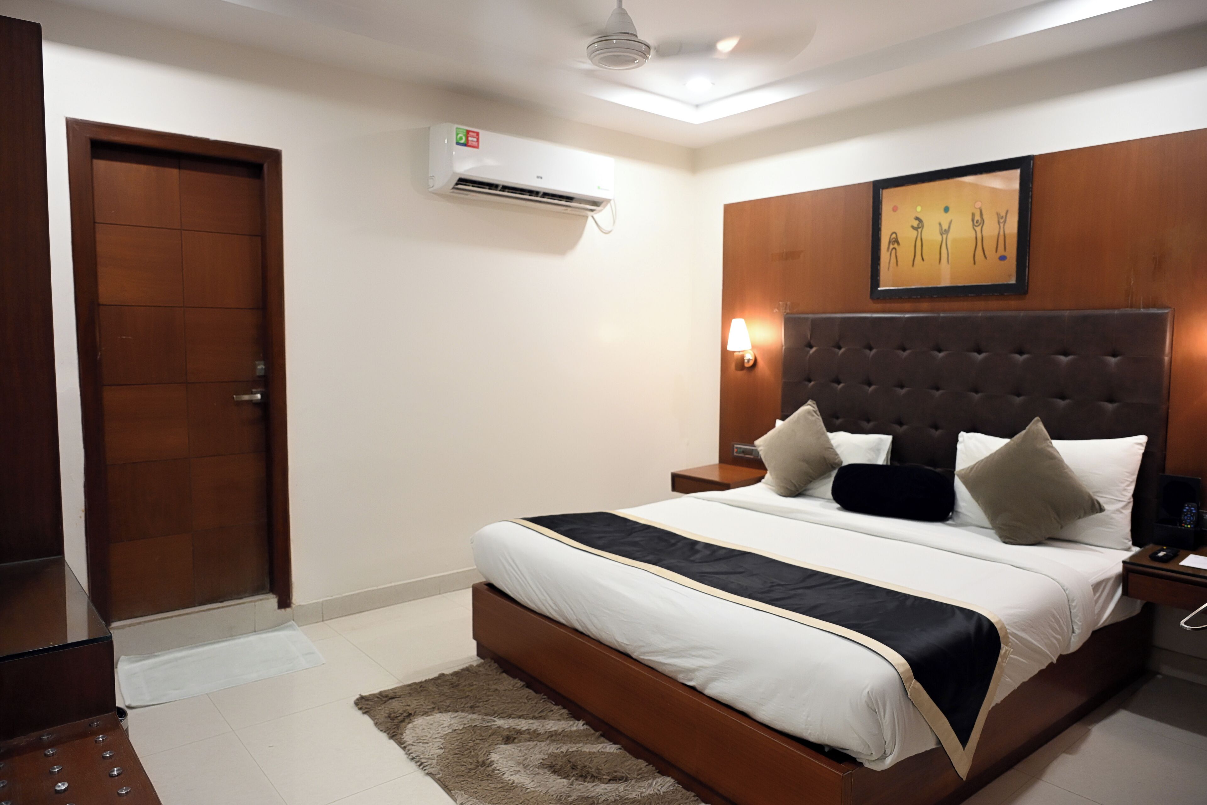 Premium bedding, in-room safe, blackout curtains, soundproofing