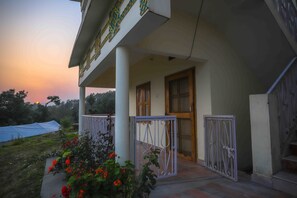 Exterior - V Resorts Royal Homestay Jhimar (Bhikyasain)