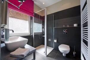 Room | Bathroom | Shower, free toiletries, hair dryer, towels