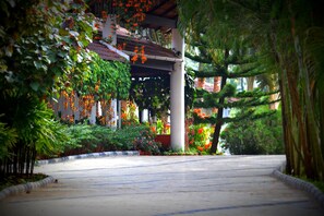 Property entrance - Kadkani Riverside Resort (Virajpet)