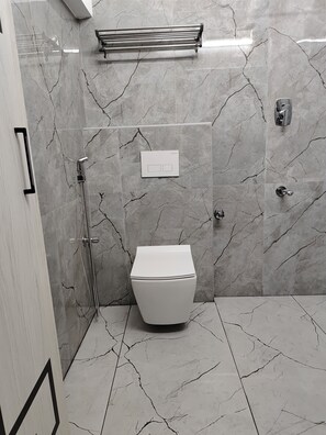 Deluxe Room AC | Salle de bain | Douche, douche à « effet pluie », articles de toilette gratuits