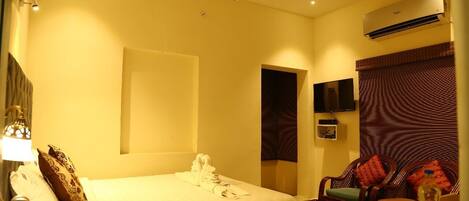 Deluxe Room AC | Sábanas de algodón egipcio, ropa de cama de alta calidad y edredón