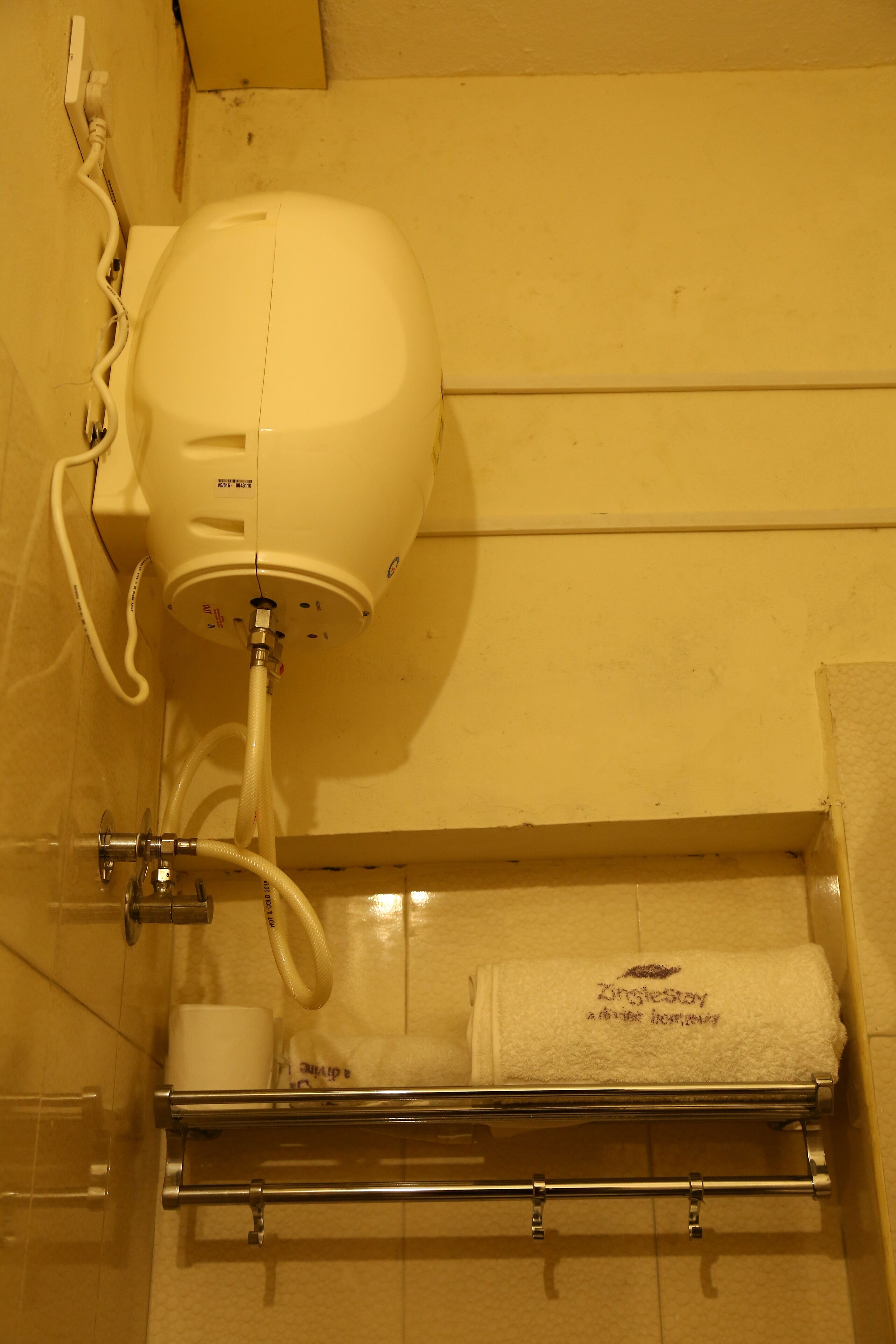 shower, rainfall showerhead, free toiletries, bathrobes