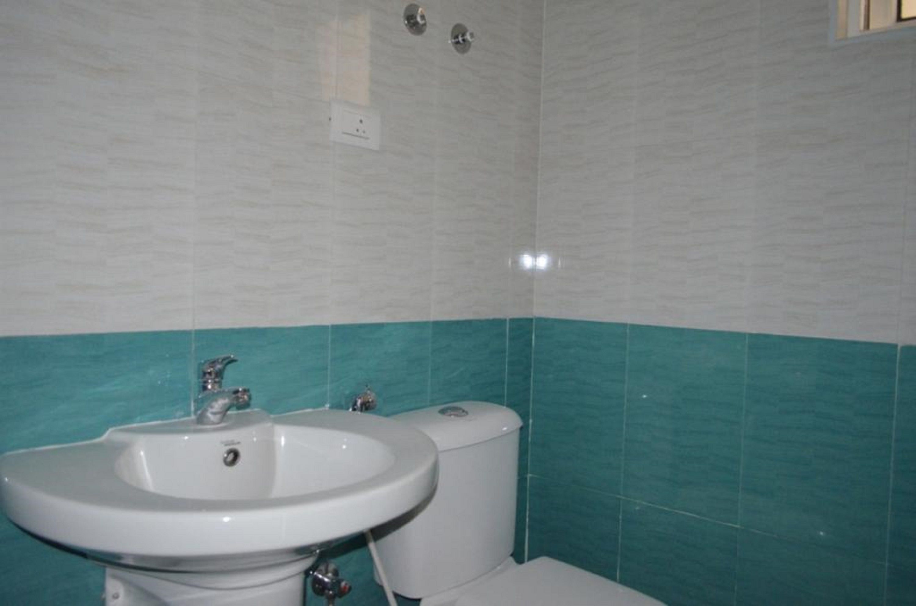 shower, rainfall showerhead, free toiletries, bathrobes