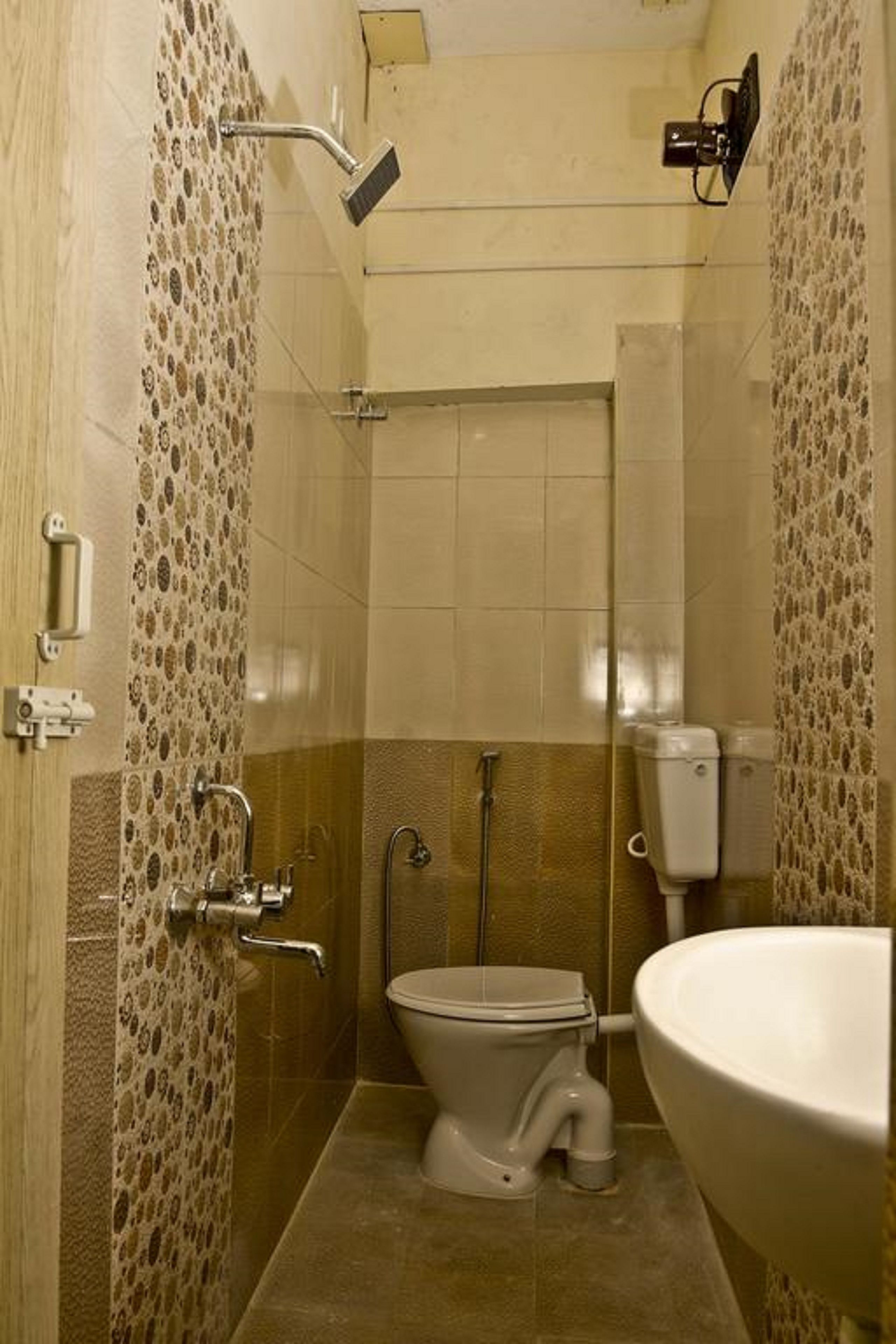 shower, rainfall showerhead, free toiletries, bathrobes