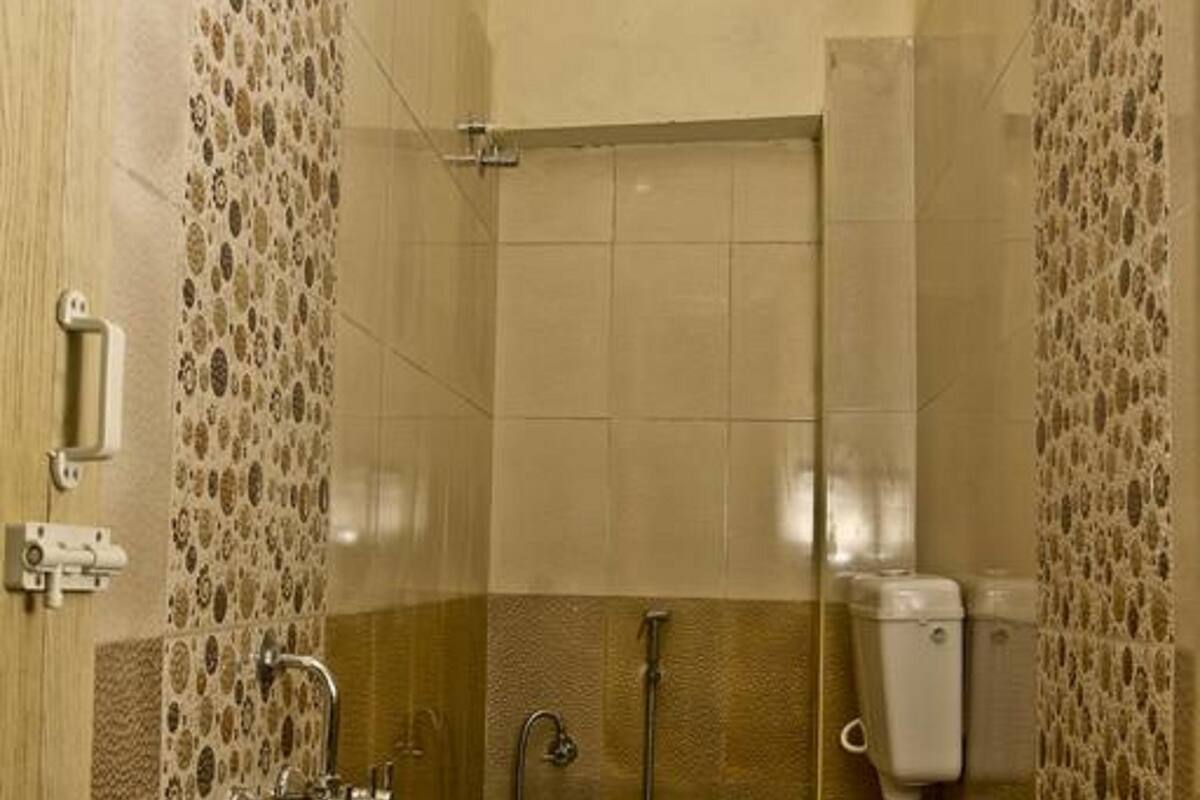 shower, rainfall showerhead, free toiletries, bathrobes