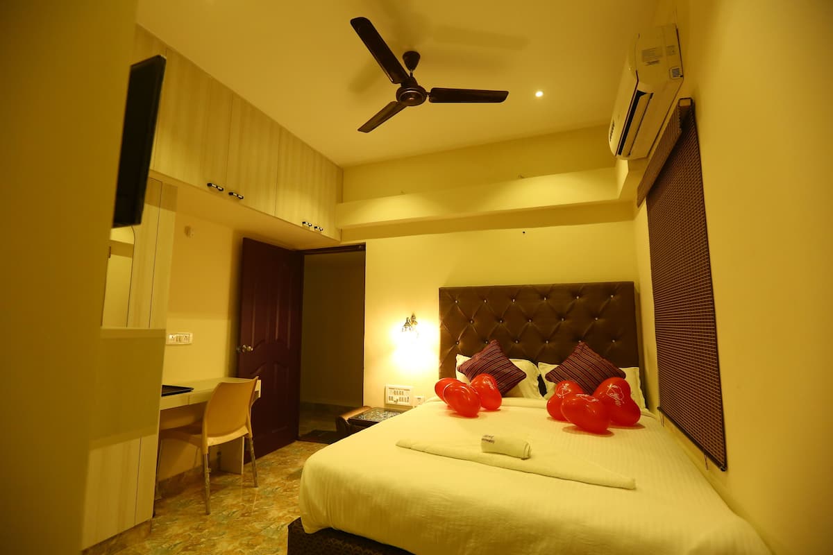 1 bedroom, Egyptian cotton sheets, premium bedding, down comforters