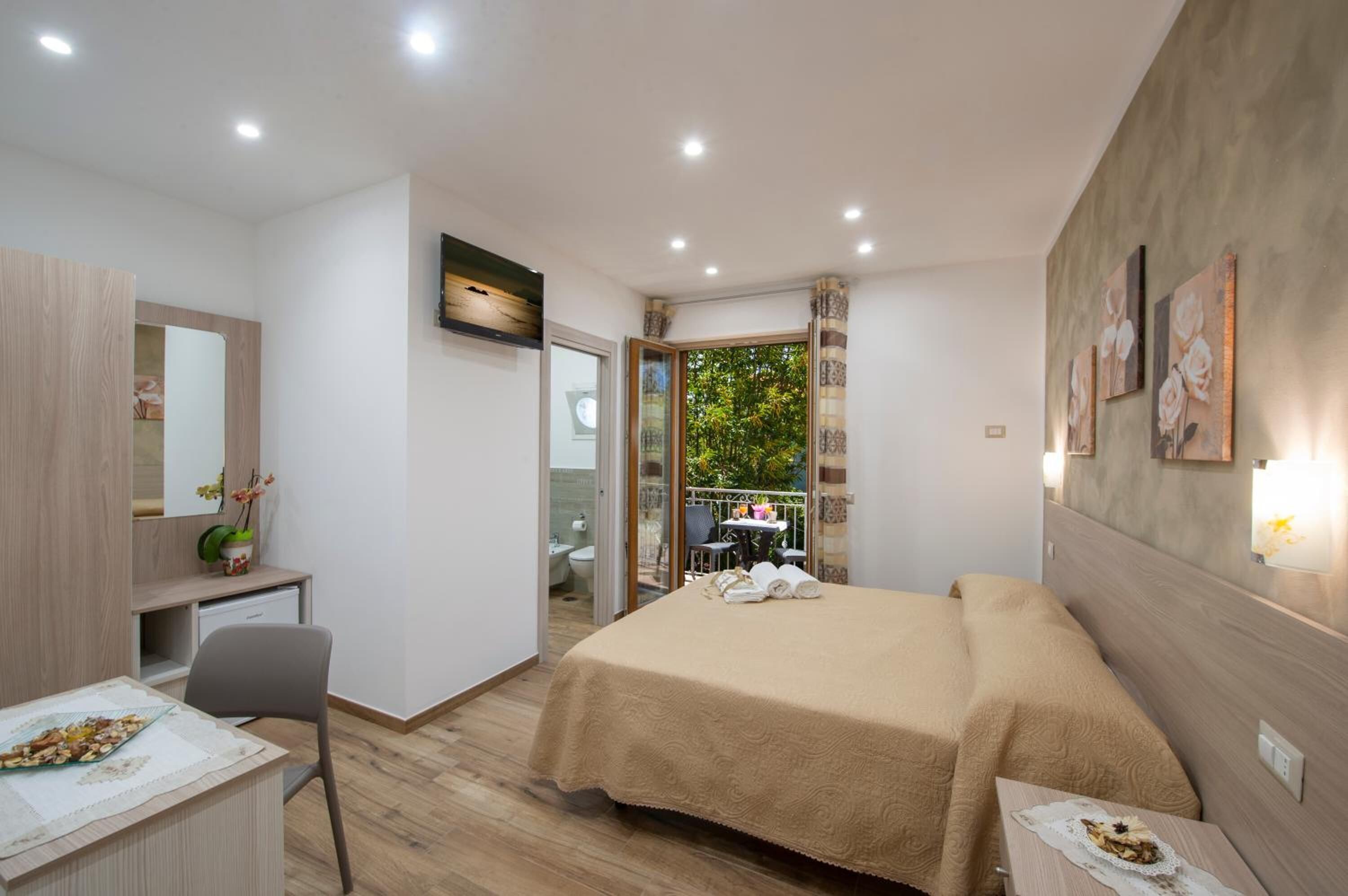 特色装修、特色家居、办公桌、隔音