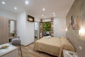 客室ごとに異なる装飾、客室ごとに異なるインテリア、デスク、防音設備