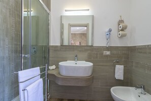 Dusj, toalettartikler (inkludert), hårføner og bidé