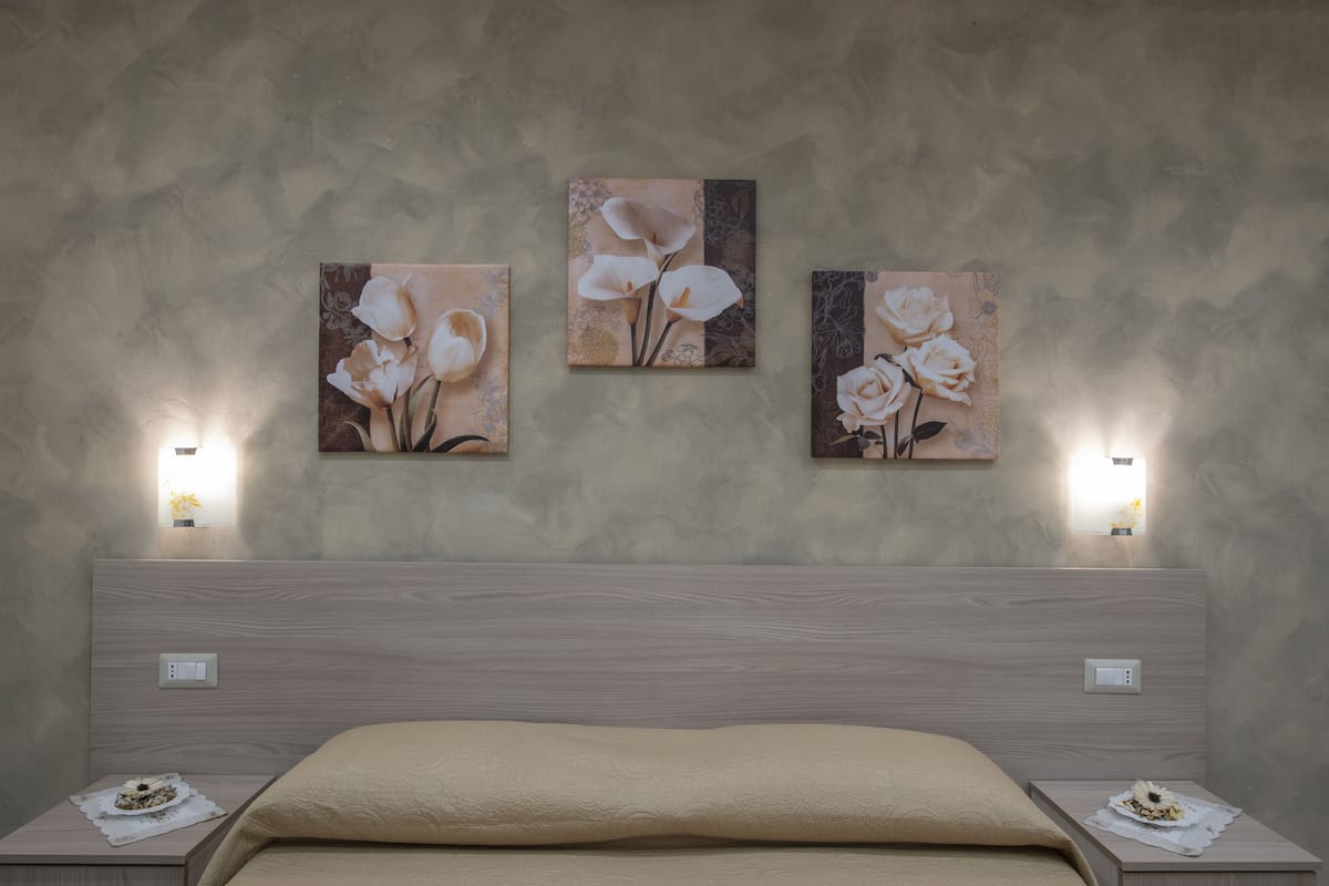 Dobbeltværelse med dobbeltseng eller 2 enkeltsenge (Orchidea) | Individuelt design, individuel indretning, skrivebord, lydisolering