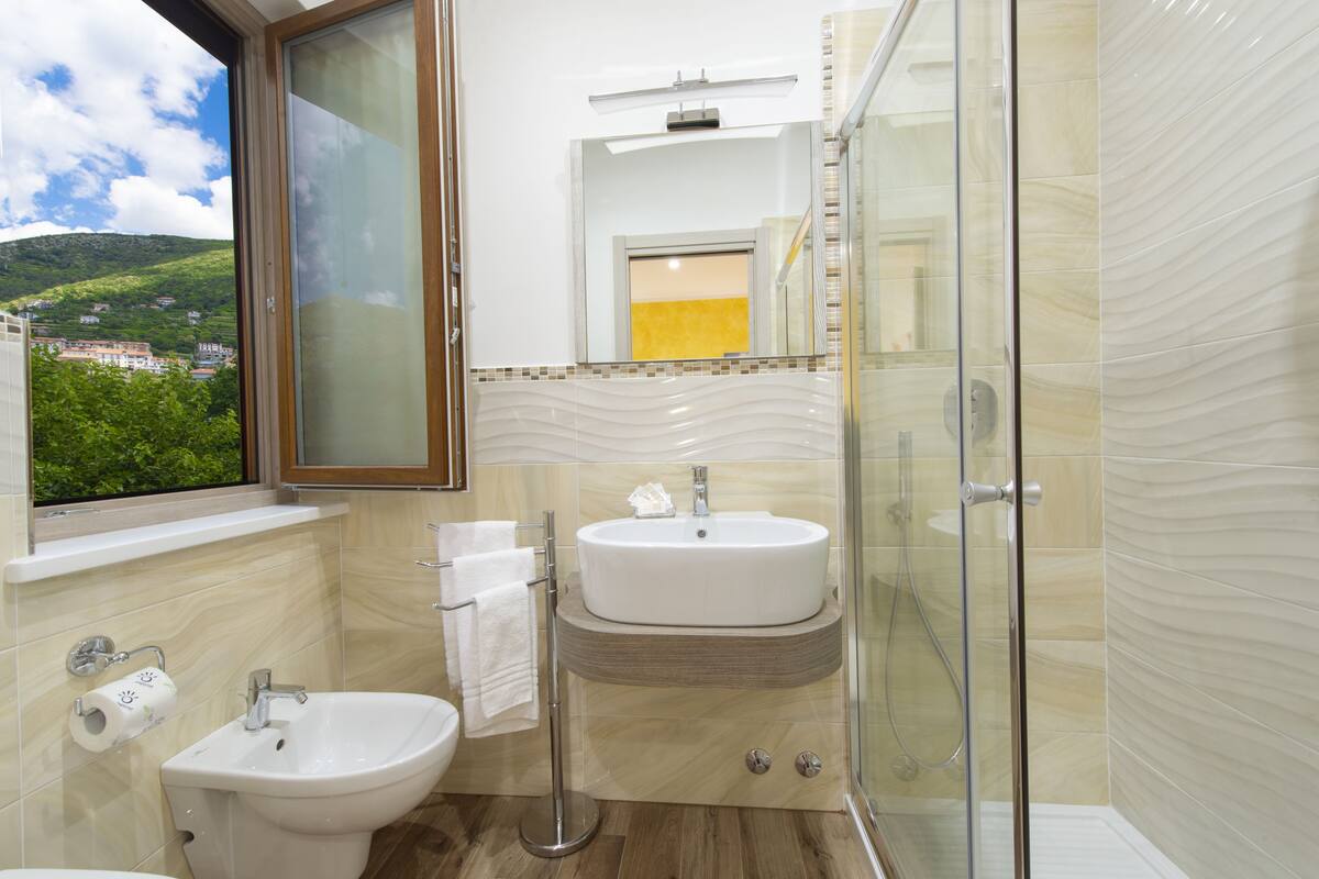 Chambre Quadruple (Mimosa) | Salle de bain