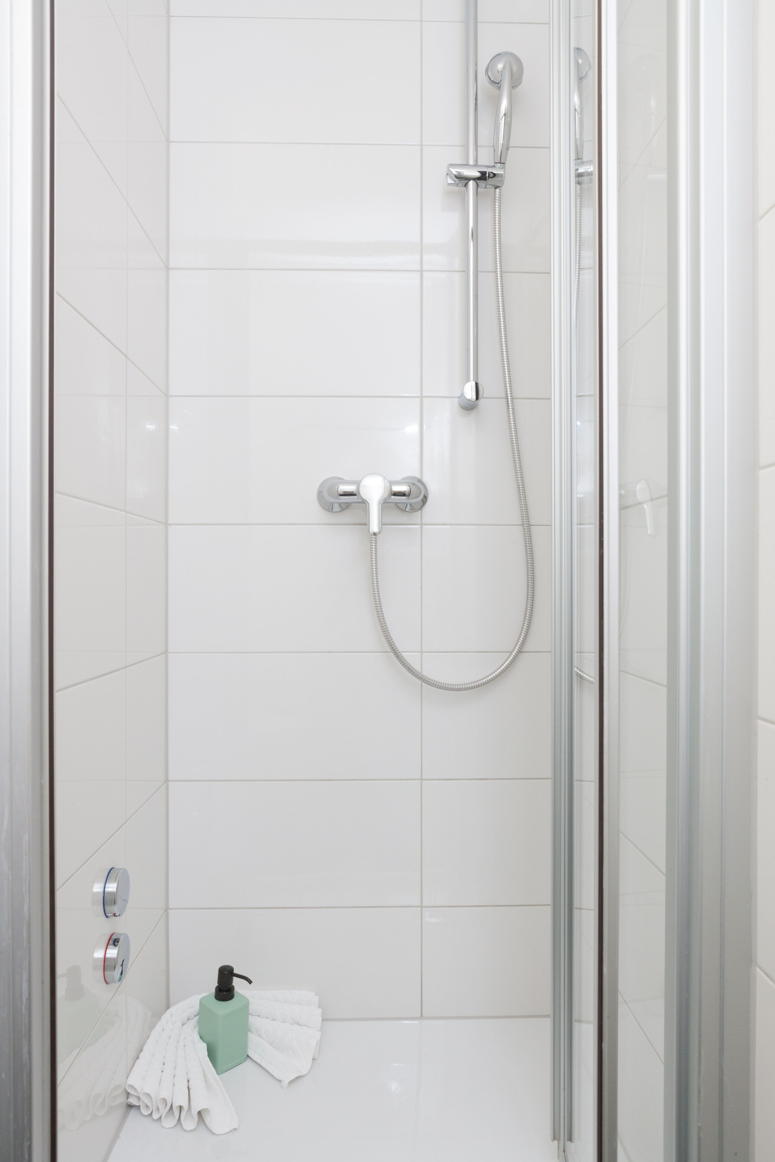 Standard Apartment | Bathroom | Combined shower/bathtub, free toiletries, hair dryer, towels