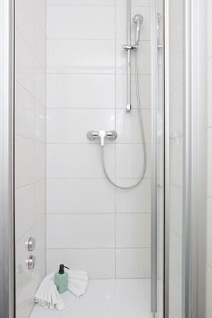 Standaard appartement | Badkamer | Een bad/douchecombinatie, gratis toiletartikelen, een haardroger