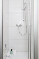 Bañera con ducha, artĂculos de tocador gratuitos, secador de pelo