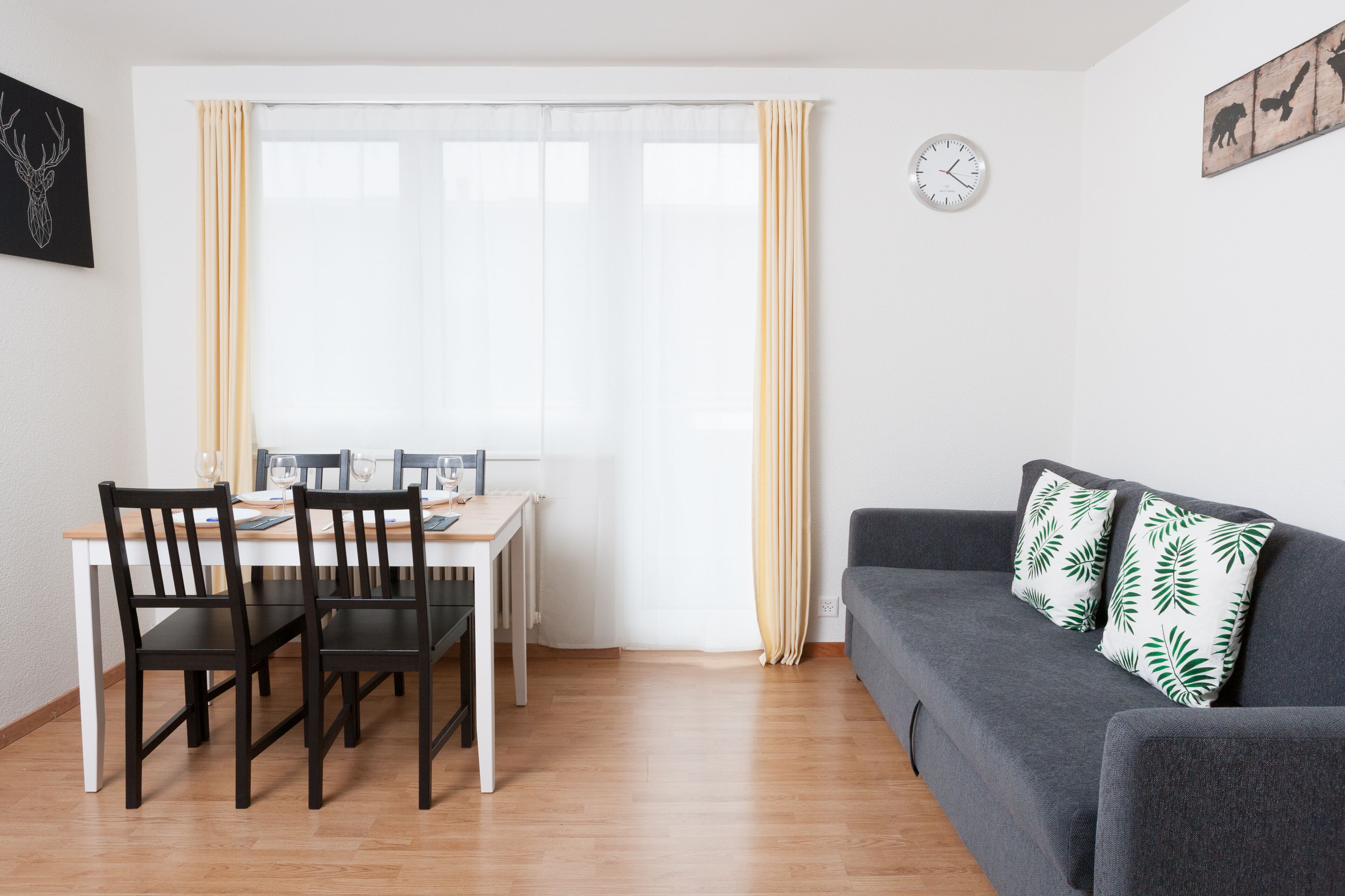 Een 43-inch ledtelevisie met kabelzenders en televisie