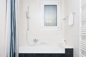 Deluxe Apartment, City View | Bathroom | Combined shower/tub, free toiletries, hair dryer, towels - Galaxy Apartments (Lucerne)