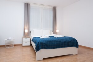 特色装修、特色家居、笔记本电脑工作区、熨斗/熨衣板