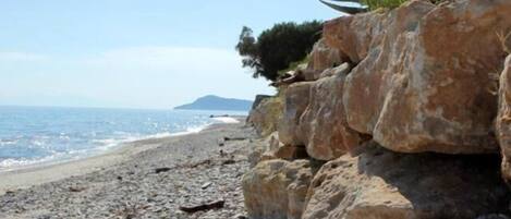 Vlak bij het strand, ligstoelen, parasols