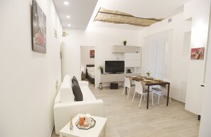 Appartamento, 1 camera da letto | Area soggiorno | TV a schermo piatto