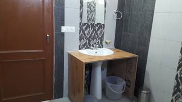 Deluxe Room | Bathroom | Shower, free toiletries, towels