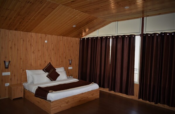 Deluxe Room | Iron/ironing board, rollaway beds, free WiFi, bed sheets