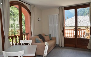 Apartamento, entresuelo (4) | Sala de estar | Una televisión de pantalla plana