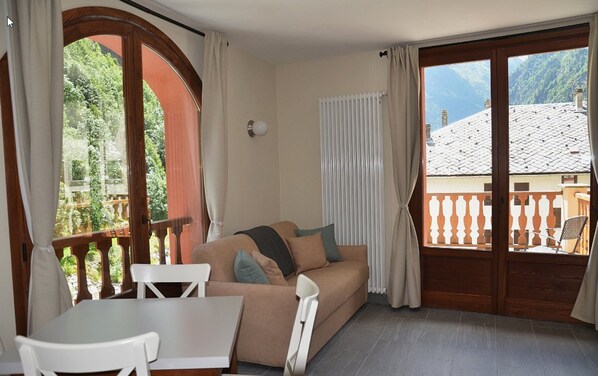 Apartment, Zwischengeschoss (4) | Wohnzimmer | Flachbildfernseher
