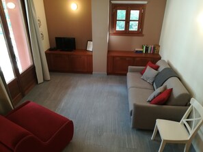 Apartamento superior | Zona de estar | Una televisión de pantalla plana