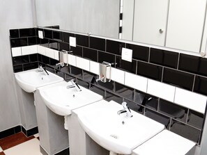 Dortoir Partagé, 1 chambre | Salle de bain | Douche, sÚche-cheveux, chaussons, serviettes fournies