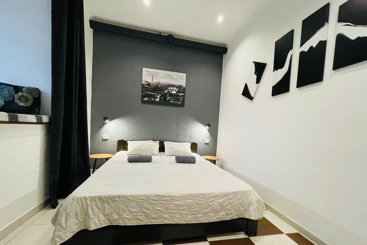 7 bedrooms, premium bedding, Tempur-Pedic beds, minibar