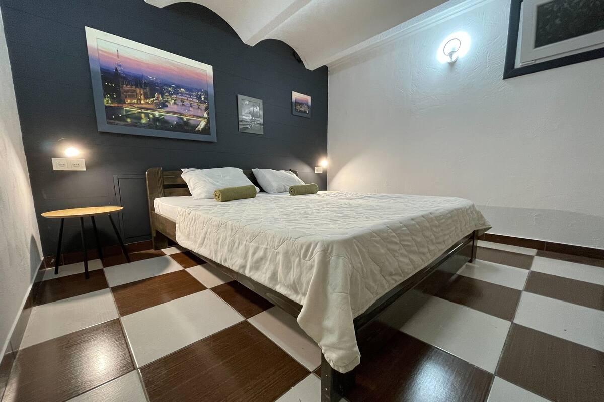 7 bedrooms, premium bedding, Tempur-Pedic beds, minibar