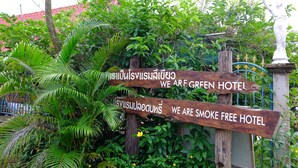 Une pancarte en bois indique que l’hôtel est non-fumeur.