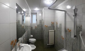Shower, slippers, bidet, towels - Ciao Roma (Rome)